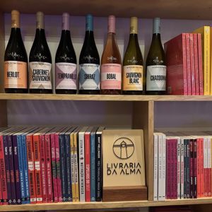  Livraria da Alma: Um Novo Refúgio para mentes curiosas e apreciadoras de vinhos